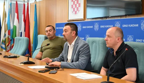 Vukovar, 05.06.2026. - U Gradskoj vije?nici Grada Vukovara, gradona?elnik Vukovara Marijan Pavli?ek odr?ao je konferencija za medije na kojoj je najavljen po?etak kupali?ne sezone na Vukovarskoj (Maloj) adi. Na fotografiji Sa?a Pilja?, Marijan Pavli?ek i Josip Palo?. foto HINA/Gordan Pani?/ gp