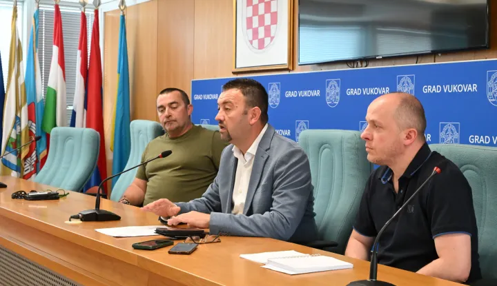 Vukovar, 05.06.2026. - U Gradskoj vije?nici Grada Vukovara, gradona?elnik Vukovara Marijan Pavli?ek odr?ao je konferencija za medije na kojoj je najavljen po?etak kupali?ne sezone na Vukovarskoj (Maloj) adi. Na fotografiji Sa?a Pilja?, Marijan Pavli?ek i Josip Palo?. foto HINA/Gordan Pani?/ gp