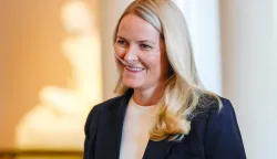 (FILES) Crown Princess Mette-Marit of Norway smiles as she arrives for a reception of the Norwegian athletes who took part in the Paralympics in Milano Cortina 2026, at the Royal Palace in Oslo, Norway, on April 10, 2026. Norway's Crown Princess Mette-Marit, who suffers from an incurable lung disease and whose health has recently deteriorated, has been placed on a waiting list for a lung transplant, the royal palace announced on June 5, 2026. (Photo by Lise ?serud/NTB/AFP)/Norway OUT