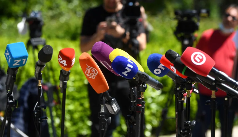 18.05.2021., Zagreb - Gradonacelnicki kandidat Tomislav Tomasevic i kandidati za zamjenicu i zamjenika gradonacelnika Danijela Dolenec i Luka Korlaet odrzali su konferenciju za medije ispred zgrade Gradske uprave na kojoj je bilo nikad vise novinara te je komentirao rezultate prvog kruga i najavio kampanju za drugi krug izbora. Photo: Marko Lukunic/PIXSELL