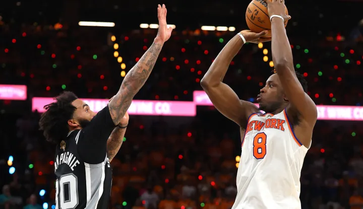 SAN ANTONIO, TEXAS - JUNE 03: OG Anunoby #8 of the New York Knicks shoots the ball against Julian Champagnie #30 of the San Antonio Spurs during the fourth quarter in Game One of the 2026 NBA Finals at Frost Bank Center on June 03, 2026 in San Antonio, Texas. NOTE TO USER: User expressly acknowledges and agrees that, by downloading and or using this photograph, User is consenting to the terms and conditions of the Getty Images License Agreement. Gregory Shamus/Getty Images/AFP (Photo by Gregory Shamus/GETTY IMAGES NORTH AMERICA/Getty Images via AFP)