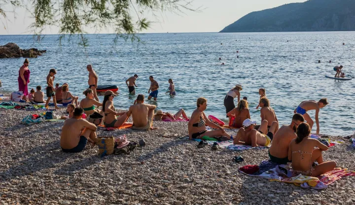 18.06.2025., Komiza - Poslijepodne na plazi Lucica koja se nalazi u samom centru. Photo: Zvonimir Barisin/PIXSELL