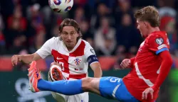Prag, 09.10.2025 - Utakmica kvalifikacija za Svjetsko nogometno prvenstvo Če&scaron;ka - Hrvatska na Fortune stadionu u Pragu. Na slici Luka Modrić, Pavel &Scaron;ulc.foto HINA/ Damir SENČAR/ ds