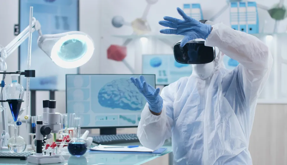 Scientist researcher wearing virtual reality headset analyzing brain activity futuristic holografic interface during chemistry experiment in biochemistry hospital laboratory. Neuroscience researchznanost medicina umjetna inteligencija