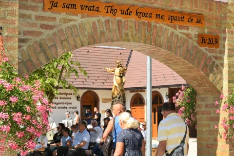 Sveti&scaron;te Gospe &Scaron;umanovačke postaje mjesto susreta, molitve i zajedni&scaron;tva obitelji