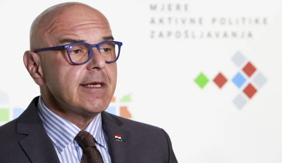 Zagreb, 28.05.2026. - Konferencija "Biram Hrvatsku", koju je organiziralo Ministarstvo rada, mirovinskoga sustava, obitelji i socijalne politike u suradnji s Hrvatskim zavodom za zapo&scaron;ljavanje. Konferencija, na kojoj je sudjelovao ministar Alen Ružić, održala se u okviru Tjedna Hrvata izvan Republike Hrvatske, a cilj je bio predstaviti mjere aktivne politike zapo&scaron;ljavanja s naglaskom na mjeru "Biram Hrvatsku" te informirati hrvatske državljane izvan RH o mogućnostima povratka i zapo&scaron;ljavanja.Na slici ministar rada, mirovinskog sustava, obitelji i socijalne politike Alen Ružić. foto HINA/ Sa&scaron;a KOLJAN/ sk