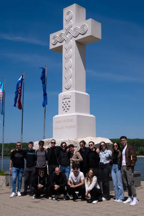 Međunarodna mreža hrvatske mladeži djeluje ne&scaron;to vi&scaron;e od godinu dana, a već se istaknula kao iznimno aktivna udruga koja okuplja mlade Hrvate iz domovine i iseljeni&scaron;tva. Sama udruga broji oko 80 članova, dok je u njezinim aktivnostima do sada sudjelovalo vi&scaron;e stotina mladih. Posebno se ističe 1. Međunarodni susret hrvatske mladeži održan u svibnju u Vukovaru, koji je okupio sudionike iz Hrvatske i iseljeni&scaron;tva te otvorio prostor za razgovor o mogućnostima života i rada u Hrvatskoj.