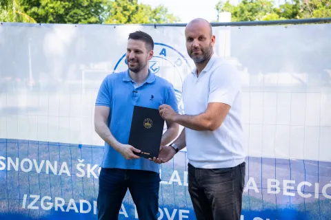Osijek, 8. 6. 2026., Dodjela ugovora za izgradju dvorane O&Scaron; Vladimir BecićIvan Radić; Ivan Dumančić; ugovor; izgradnja; dvorana; osnovna &scaron;kola