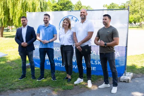Osijek, 8. 6. 2026., Dodjela ugovora za izgradju dvorane O&Scaron; Vladimir BecićAntonio Lozančić; Ivan Radić; Zrinka &Scaron;abić; Ivan Dumančić; Luka Do&scaron;en; ugovor; izgradnja; dvorana; osnovna &scaron;kola