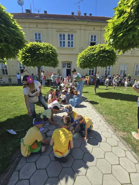 Djeca su uživala u dvori&scaron;tu Knjižnicefoto: Gradska knjižnica Županja