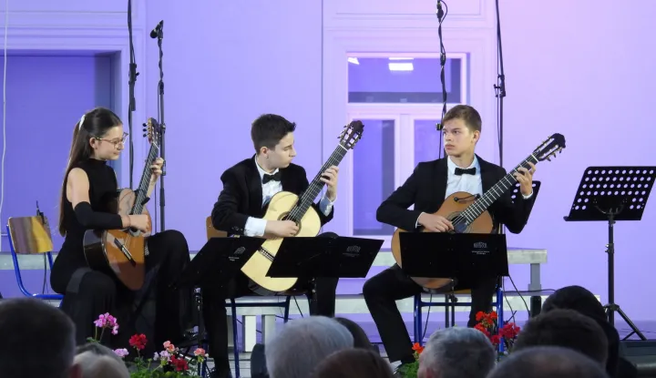 Glazbena &scaron;kola Požega: Najuspje&scaron;niji učenici održali koncert ispred katedrale, 2026