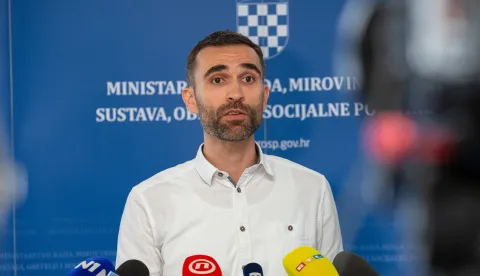 Zagreb, 09.06.2026. Ministar financija Tomislav Ćorić i ministar rada, mirovinskoga sustava, obitelji i socijalne politike Alen Ružić održat će sastanak s predstavnicima sindikata javnih službi. Izjave nakon sastanka.Na fotografiji Matija Kroflin.foto HINA/ Luka &Scaron;ANGULIN/ l&scaron;