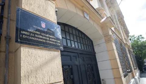 Zagreb, 30.04.2025 - Pripadnici policije u policijskom kombiju privode osumnjičene u USKOK, u slučaju Hipodrom. Na slici zgrada, ulaz, vrata, ploča, tabla, USKOK.foto HINA/ Damir SENČAR/ ds