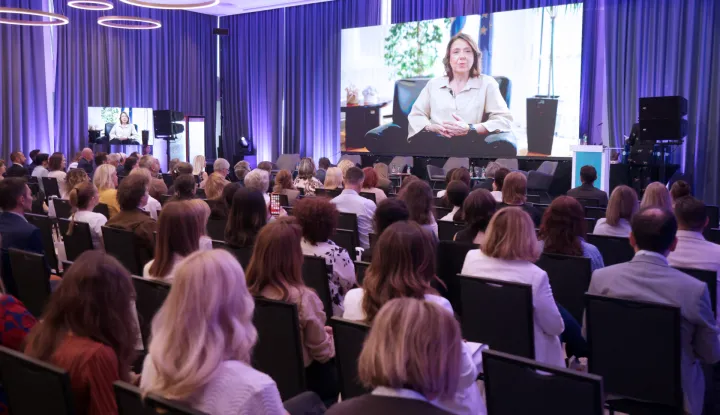 Zagreb, 10.06.2026 - Pod pokroviteljstvom Ministarstva zdravstva i Europskog parlamenta održava se četvrti HealthComm Forum pod nazivom "Agenda za zdravo dru&scaron;tvo". Forum okuplja predstavnike zdravstvenog sustava, udruga pacijenata, komunikacijske stručnjake i donositelje odluka kako bi raspravljali o zdravstvenoj skrbi usmjerenoj na kvalitetu života, ishode liječenja i iskustvo pacijenata. Na fotografiji ministrica zdravstva Irena Hrstić javila se video linkom.foto HINA/ Denis CERIĆ /dc