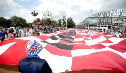 16.06.2018., Kalinjingrad, Rusija - Svjetsko nogometno prvenstvo u Rusiji 2018. Navijaci hrvatske reprezentacije u centru Kalinjingrada razvili su zastavu dugacku 96 metara, siroku 10 i pol metara te ima 448 kvadratica. Photo: Igor Kralj/PIXSELL------gn 4 stupca color sport