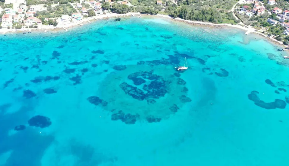 Zadar, 07.05.2023. - Arheolozi su pod morem kod Korčule prona&scaron;li cestu staru 7000 godina, priopćili su u nedjelju sa Sveučili&scaron;ta u Zadru. U podvodnim arheolo&scaron;kim istraživanjima potopljenog neolitičkog lokaliteta Soline na otoku Korčuli, arheolozi su prona&scaron;li ostatke koji su i njih iznenadili. Ispod naslaga morskog mulja otkrivena je cesta koja je spajala potopljeno prapovijesno naselje hvarske kulture s obalom otoka Korčule. Riječ je o pažljivo složenim kamenim pločama koje su bile dio komunikacije &scaron;iroke četiri metra koja je spajala umjetno stvoreni otok s obalom. foto HINA/ Sveučili&scaron;te u Zadru/ L. Bogdanić/ ml