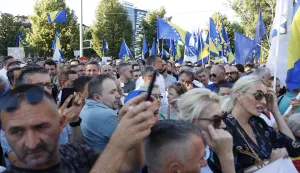 Sarajevo, 25.07.2022 - Oko dvije tisuće prosvjednika okupilo se u ponedjeljak navečer u Sarajevu pred sjeditem Ureda visokog predstavnika (OHR) kako bi iskazali nezadovoljstvo najavljenim izmjenama izbornog zakona te zemlje a njima se pridruio i predsjedatelj Predsjednitva BiH efik Daferović. foto HINA/ FENA/ ik