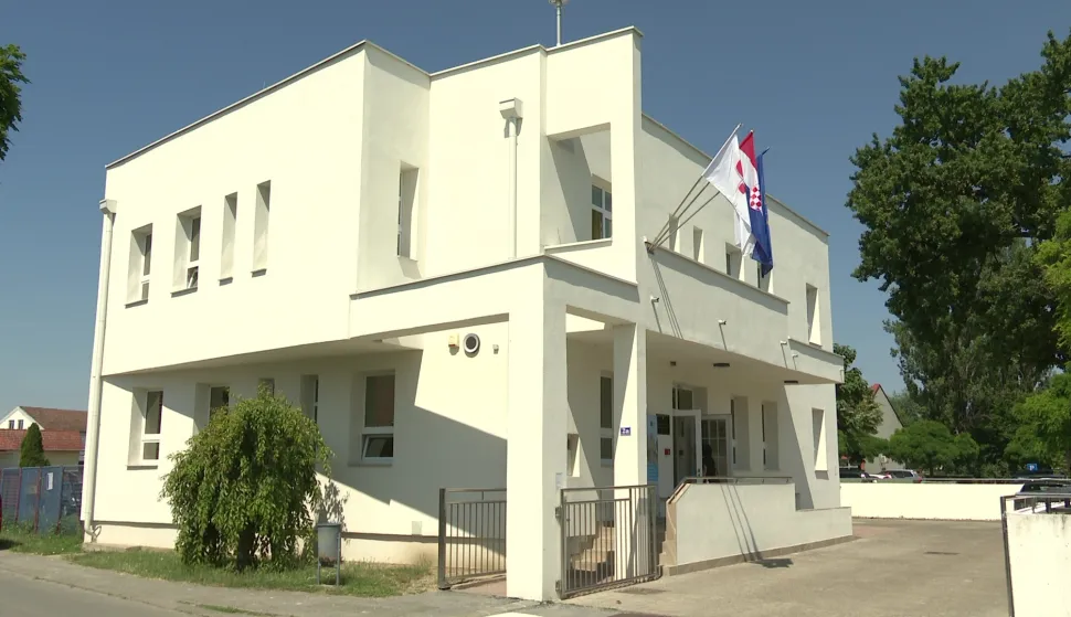 VUKOVARSvečano je obilježen zavr&scaron;etak energetske obnove zgrade Područnog ureda za katastar Vukovar, koja je dobila energetski certifikat A+. Radovi su počeli u rujnu pro&scaron;le, a zavr&scaron;eni u ožujku ove godine, u roku i u skladu s odredbama propisanim ugovorom o javnoj nabavi radova.lipanj 2026.