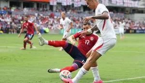 ORLANDO, FLORIDA - JUNE 10: Nico O'Reilly #3 of England and Montoya Carlos #17 of Costa Rica at Inter&Co Stadium on June 10, 2026 in Orlando, Florida. Richard Pelham/Getty Images/AFP (Photo by Richard Pelham/GETTY IMAGES NORTH AMERICA/Getty Images via AFP)