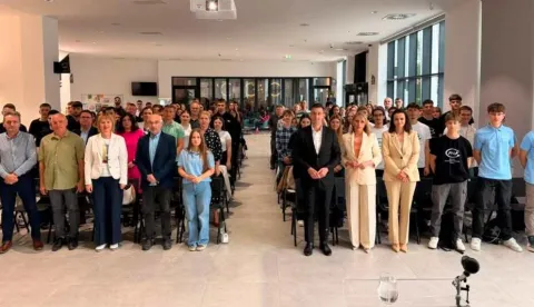 VINKOVCIU predvorju Gradske knjižnice i čitaonice Grad Vinkovci dodijelio je nagrade učenicima i mentorima vinkovačkih osnovnih i srednjih &scaron;kola za posebna postignuća na međunarodnim, državnim i županijskim natjecanjima, susretima i smotrama za &scaron;kolsku godinu na izmakuLIPANJ 2026.