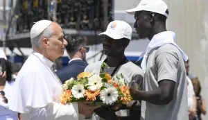 IPA85577011 - Spain, Vatican, June 11, 2026: Pope Leo XIV, flanked by two migrants, throws a wreath into the sea to remember all the migrants who perished during their journey, at the Port of Arguineguin on the Canary Island of Gran Canaria, a place accustomed to the arrival of migrants Photograph by VATICAN MEDIA/Catholic Press Photo Photo: VATICAN MEDIA/CPP/IPA