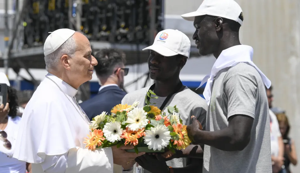 IPA85577011 - Spain, Vatican, June 11, 2026: Pope Leo XIV, flanked by two migrants, throws a wreath into the sea to remember all the migrants who perished during their journey, at the Port of Arguineguin on the Canary Island of Gran Canaria, a place accustomed to the arrival of migrants Photograph by VATICAN MEDIA/Catholic Press Photo Photo: VATICAN MEDIA/CPP/IPA