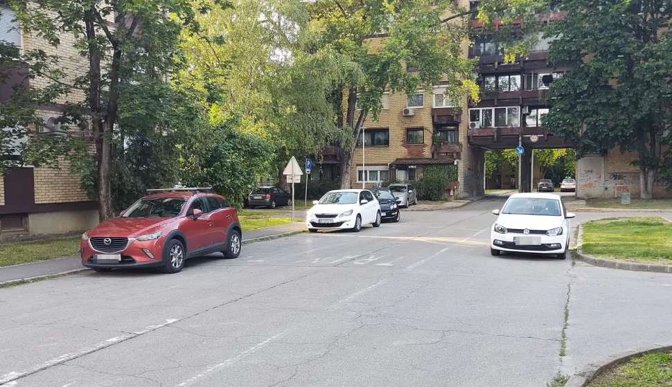 Na ulazu u Sjenjak iz Divaldtove ulice postoji cesta na kojoj vozači automobile parkiraju u dva od tri kolnička traka.