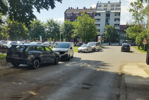 Na ulazu u Sjenjak iz Divaldtove ulice postoji cesta na kojoj vozači automobile parkiraju u dva od tri kolnička traka.