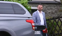 10.06.2026., Oroslavje - Gradonacelnik Oroslavja Viktor Simunic izlazi iz kuce nakon sto mu je USKOK izuzeo dokumentaciju i racunalnu opremu. Photo: Igor Soban/PIXSELL