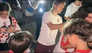 Alexandria, 11.06.2026 - Kadar-frame iz videa kako su Vatreni dijelili autograme učenicima hrvatskih &scaron;kola iz SAD-a za vrijeme oluje koja je pogodila Alexandriju. Na fotografiji Luka Modrić. 