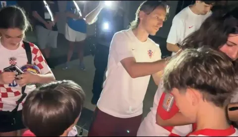 Alexandria, 11.06.2026 - Kadar-frame iz videa kako su Vatreni dijelili autograme učenicima hrvatskih &scaron;kola iz SAD-a za vrijeme oluje koja je pogodila Alexandriju. Na fotografiji Luka Modrić. 