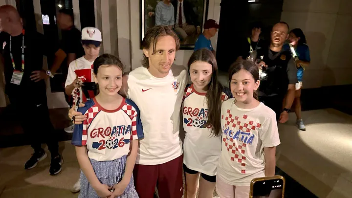 Alexandria, 11.06.2026 - Kadar-frame iz videa kako su Vatreni dijelili autograme učenicima hrvatskih &scaron;kola iz SAD-a za vrijeme oluje koja je pogodila Alexandriju. Na fotografiji Luka Modrić. 