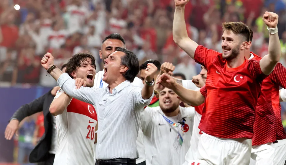 epa11440521 Italian head coach Vincenzo Montella (C) of Turkey and players celebrate after winning the UEFA EURO 2024 group F soccer match between Czech Republic and Turkey, in Hamburg, Germany, 26 June 2024. EPA/ABEDIN TAHERKENAREH