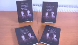 Vukovar - u kongresnoj dvorani Ružičkine kuće u Vukovaru svečano je predstavljena opsežna monografija "Podrijetlo i mladost nobelovca Ružičke" dr. sc. Srećka Tomasa, nedavno objavljena u nakladi Državnog arhiva u Vukovarulipanj 2026.