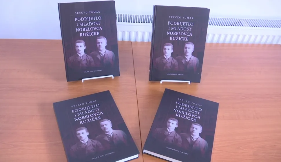 Vukovar - u kongresnoj dvorani Ružičkine kuće u Vukovaru svečano je predstavljena opsežna monografija "Podrijetlo i mladost nobelovca Ružičke" dr. sc. Srećka Tomasa, nedavno objavljena u nakladi Državnog arhiva u Vukovarulipanj 2026.