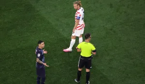 LOS ANGELES, CALIFORNIA - JUNE 12: Referee Danny Makkelie speaks to the Miguel Almiron #10 of Paraguay and Tim Ream #13 of the United States as VAR check is underway for 'mistaken identify' involving an tackle between the two players during the FIFA World Cup 2026 Group D match between USA and Paraguay at Los Angeles Stadium on June 12, 2026 in Los Angeles, California. Harry How/Getty Images/AFP (Photo by Harry How/GETTY IMAGES NORTH AMERICA/Getty Images via AFP)