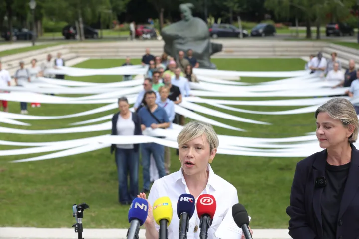 Zagreb,13.06.2026 - Saborska zastupnica iz stranke Možemo! Ivana Kekin održala je konferenciju za novinare o novostima u kampanji "Javno zdravstvo DA, Medikol NE!".Na slici Ivana Kekin i Sandra Benčić.Foto HINA/Tomislav Pavlek/tp