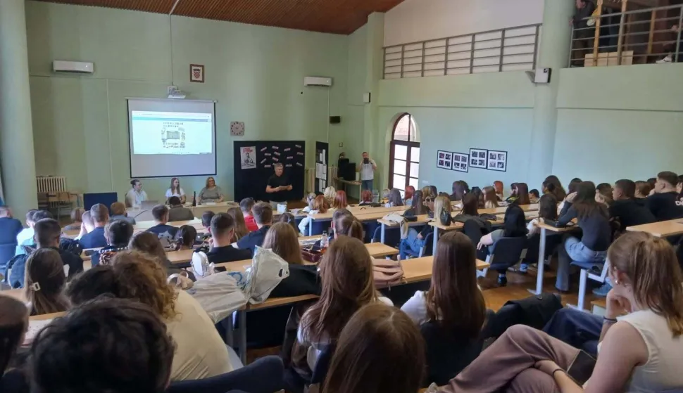 Predstavljen digitalni godi&scaron;njak Gimnazije Županjafoto: Gimnazija Županja