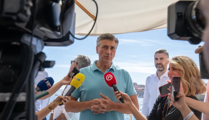 13.06.2026., Hotel Excelsior, Dubrovnik - Predsjednik Vlade Andrej Plenkovic prati finalnu utrku elektricnih glisera u sklopu Svjetskog prvenstva Medunarodne motonauticke unije. LeBron James potpisao dres sinu Andreja Plenkovića Photo: Grgo Jelavic/PIXSELL