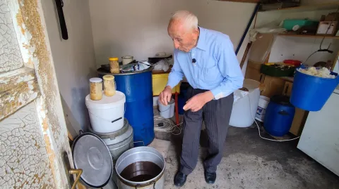 STJEPAN OKRUGIĆ I S 94 GODINE JO&Scaron; UVIJEK PČELARISNIMIO: VLADIMIR GRGURIĆ
