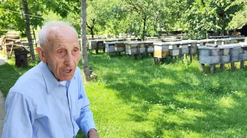STJEPAN OKRUGIĆ I S 94 GODINE JO&Scaron; UVIJEK PČELARISNIMIO: VLADIMIR GRGURIĆ