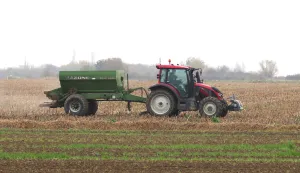 Osijek, 10. 11. 2025., poljoprivreda, traktor, slobodnjak, slobodnjaciSNIMIO BRUNO JOBSTNJIVA, POLJE, ORANICA