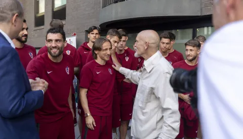 Alexandria, 13.06.2026 - Ministarstvo turizma i sporta Republike Hrvatske i Hrvatska turistička zajednica, u suradnji s Hrvatskim nogometnim savezom, uoči početka Svjetskog nogometnog prvenstva 2026. organizirali su promotivni događaj "CROATIA IN THE GAME &ndash; Tourism. Sport. Culture. Flavors.". Na fotografiji Mateo Kocvačić, Luka Modrić, John Malkovich, Tonći Glavina, Kristjan Staničić. foto HINA/ Daniel KASAP/ dk