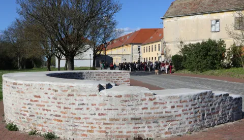 Osijek, 05. 04. 2026, Tvrđa. Uskrsno besplatno turističko vođenje od Kužnog pila. Grupu je provodao Tvrđom Stanko Subotić. snimio GOJKO MITIĆ