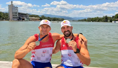 Braća Martin i Valent Sinković pobjednici su 2. Svjetskog kupa u Plovdivu u disciplini dvojac na pariće. Nakon izravnog plasmana u polufinale i druge pozicije u polufinalnoj utrci, najtrofejniji hrvatski veslački dvojac u finalu je pokazao pravo lice i uvjerljivom utrkom stigao do velike pobjede.