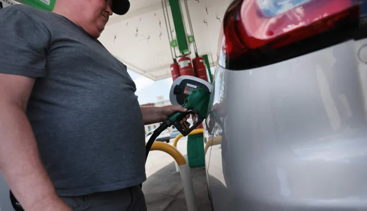 NEW YORK, NEW YORK - JUNE 01: A man fills up his vehicle at a gas station in Brooklyn on June 01, 2026 in New York City. Oil prices around the globe continue to rise as talks drag on between the United States and Iran over the closing of the Straight of Hormuz, causing a surge in the price of oil and a strain on millions of people's finances. Spencer Platt/Getty Images/AFP (Photo by SPENCER PLATT/GETTY IMAGES NORTH AMERICA/Getty Images via AFP)