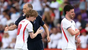 ORLANDO, FLORIDA - JUNE 10: Thomas Tuchel, Manager of England, hugs Anthony Gordon #18 of England after victory in the International Friendly match between England and Costa Rica at Inter&Co Stadium on June 10, 2026 in Orlando, Florida. Richard Pelham/Getty Images/AFP (Photo by Richard Pelham/GETTY IMAGES NORTH AMERICA/Getty Images via AFP)