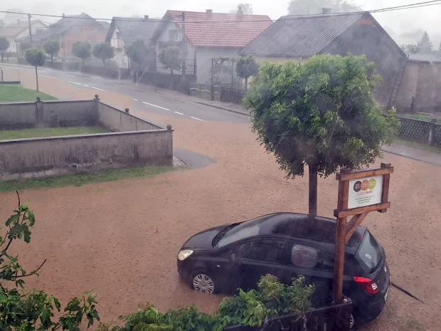 Varaždin, 14.06.2026. - Najavljeno grmljavinsko nevrijeme u nedjelju poslijepodne stiglo je na sjever Hrvatske, a prema prvim informacijama najgore je bilo u Varaždinskoj županiji &ndash; u nekim je dijelovima županije pala tuča i obilna ki&scaron;a. foto HINA/ Sini&scaron;a KALAJDŽIJA/ ks
