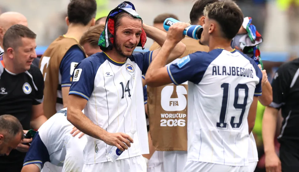 INGLEWOOD, CALIFORNIA - JUNE 18: Ivan Sunjic #14 and Kerim Alajbegovic #19 of Bosnia and Herzegovina cool off during a hydration break in the FIFA World Cup 2026 Group B match between Switzerland and Bosnia and Herzegovina at Los Angeles Stadium on June 18, 2026 in Inglewood, California. Stu Forster/Getty Images/AFP (Photo by Stu Forster/GETTY IMAGES NORTH AMERICA/Getty Images via AFP)