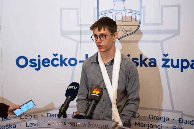 Osijek, 15. 6. 2026., Dodjela pohvalnica učenicima osnovne i srednje &scaron;koleVedran Macelaru; učenici; pohvalnice; mentori; uspjeh; natjecanja